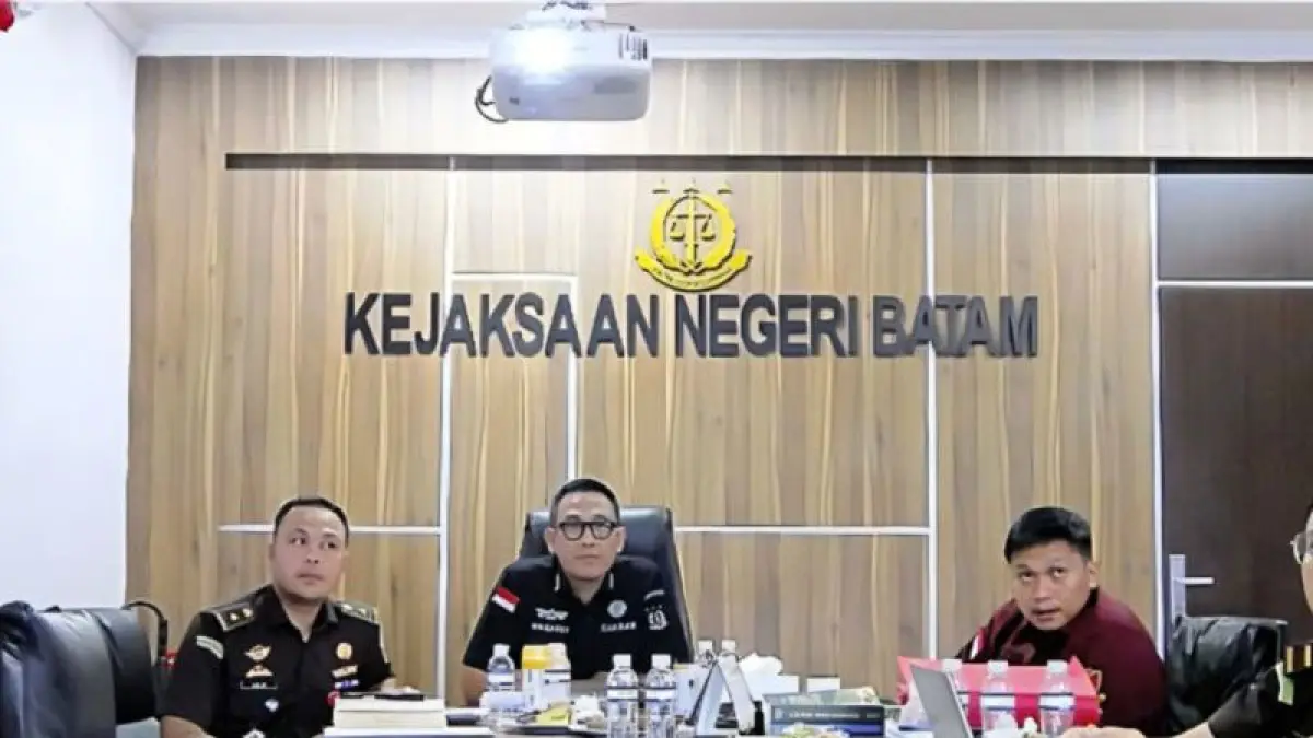  Kegiatan Ekspose secara daring mengenai Penghentian Penuntutan Berdasarkan Keadilan Restoratif serta Penghentian Penuntutan Demi Kepentingan Umum bersama Direktur A dan Direktur C pada Jaksa Agung Muda Tindak Pidana Umum Kejati Kepri dengan Kejari Batam. ANTARA/HO-Kejari Batam
