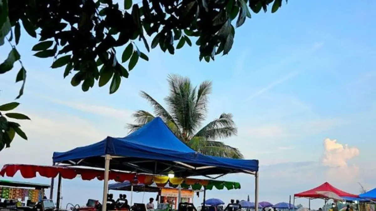 Pedagang di Pantai Piwang, Natuna, Kepri, diminta tidak beroperasi pada malam Jumat serta tidak memutar musik dengan volume tinggi.  F. Antara