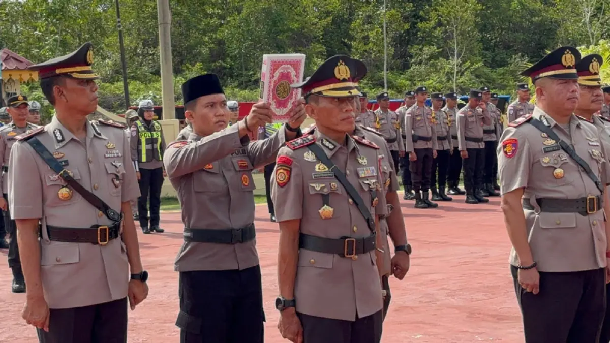 Pejabat baru diambil sumpah saat upacara serah terima jabatan di lapangan Mapolres Bintan, Bintan Buyu, Rabu (13/5/2026). F.Kiriman H.P Bako untuk Batam Pos.