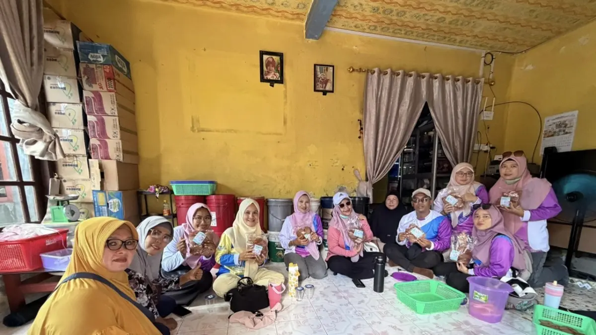 PENGURUS Dekranasda Kepulauan Anambas memonitoring pelaku usaha rumahan di Desa Piasan dan menemukan pelaku usaha belum memiliki legalitas. F Ihsan Imaduddin/Batam Pos