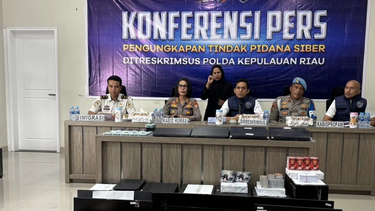 Polisi mengamankan barang bukti dari hasil penindakan live judi online di Batam. F. Yashinta/ Batam pos