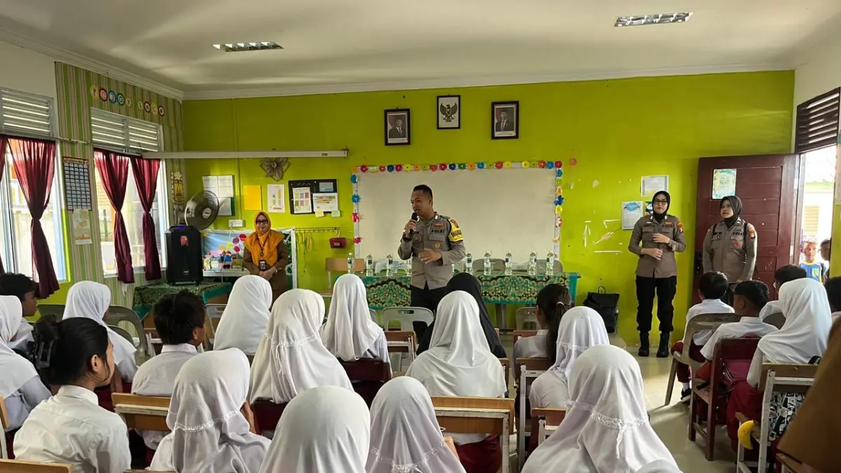Polsek Belakangpadang masuk sekolah.