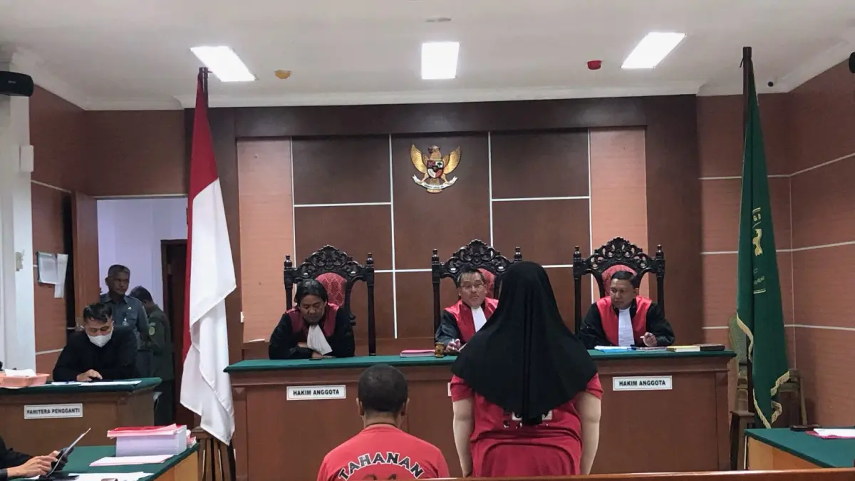 Seorang pria dan wanita saat menjali sidang di PN Batam, Selasa (12/5/2026). F istimewa