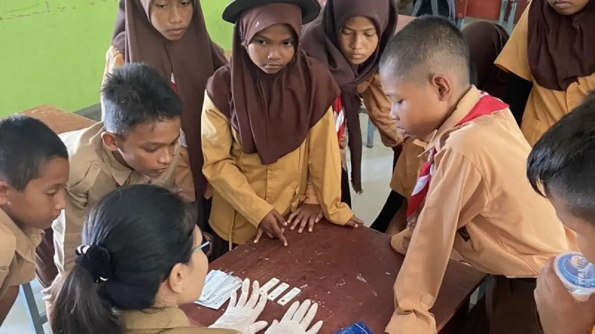Tenaga medis bersama anak-anak di sebuah sekolah di pulau penyangga Batam, Kepri. F. Amandine Nadja / ANTARA 