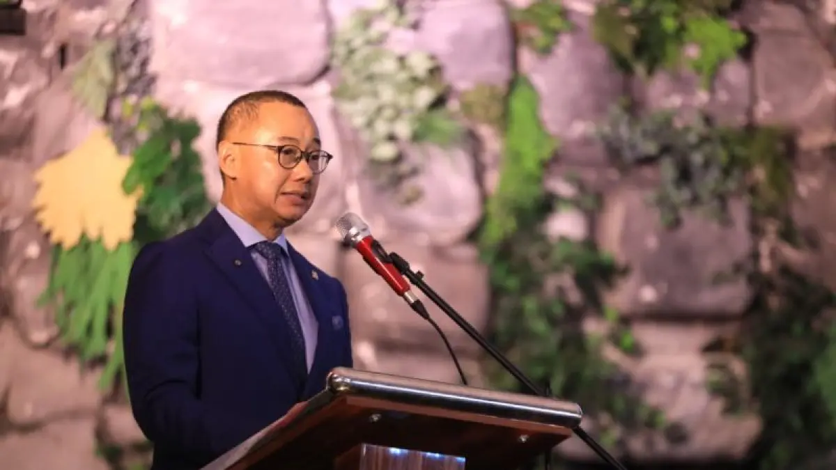Wakil Ketua MPR RI Eddy Soeparno menjamin kelanjutan studi magister (S2) bagi lulusan terbaik Universitas Pattimura, Claris Fransiska Lali Neka, (ANTARA/Dedy Azis)
