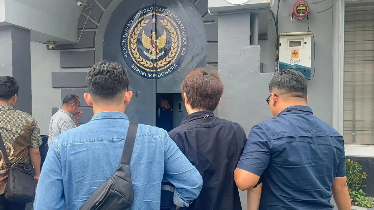 YX, WNA Tiongkok diamankan Imigrasi karena mengajukan permohonan paspor RI secara tidak sah. F.Imigrasi Tanjunguban untuk Batam Pos