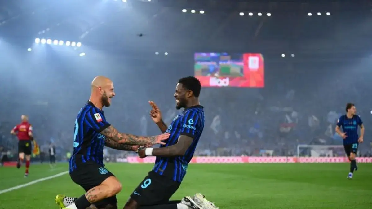 Marcus Thuram (kanan) dan Federico Dimarco berselebrasi setelah setelah Inter Milan mencetak gol pertama pada final Coppa Italia (Piala Italia) 2025/2026 kontra Lazio di Stadion Olimpico, Roma, Rabu (13/5/2026) waktu setempat. (Inter.it)