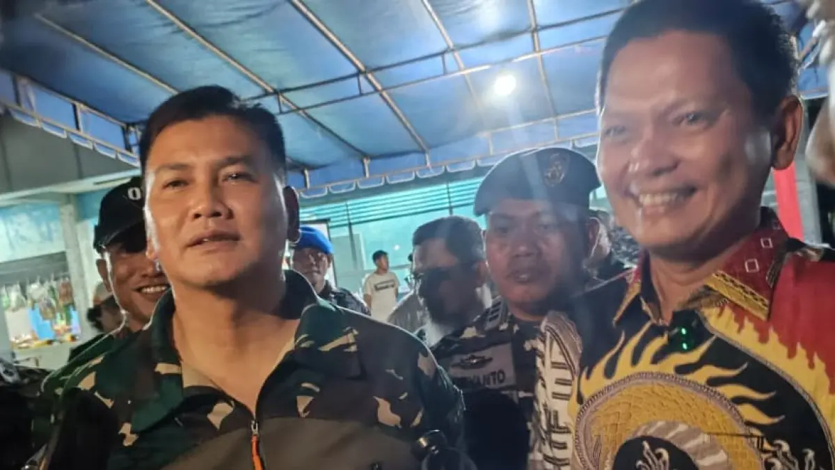 Pangkogabwilhan I, Letjen TNI Kunto Arief Wibowo (kiri) bersama Wakil Bupati Kepulauan Anambas, Raja Bayu. Foto : Ihsan Imaduddin/Batam Pos
