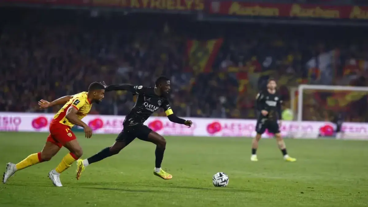 Pemain Paris Saint-Germain Ousmane Dembele (tengah) menggiring bola saat pertandingan Liga Prancis 2025/2026 kontra RC Lens di Stade Bollaert-Delelis, Lens, Rabu (13/5/2026) malam waktu setempat. PSG memenangi laga itu dengan skor 2-0. (PSG.fr)