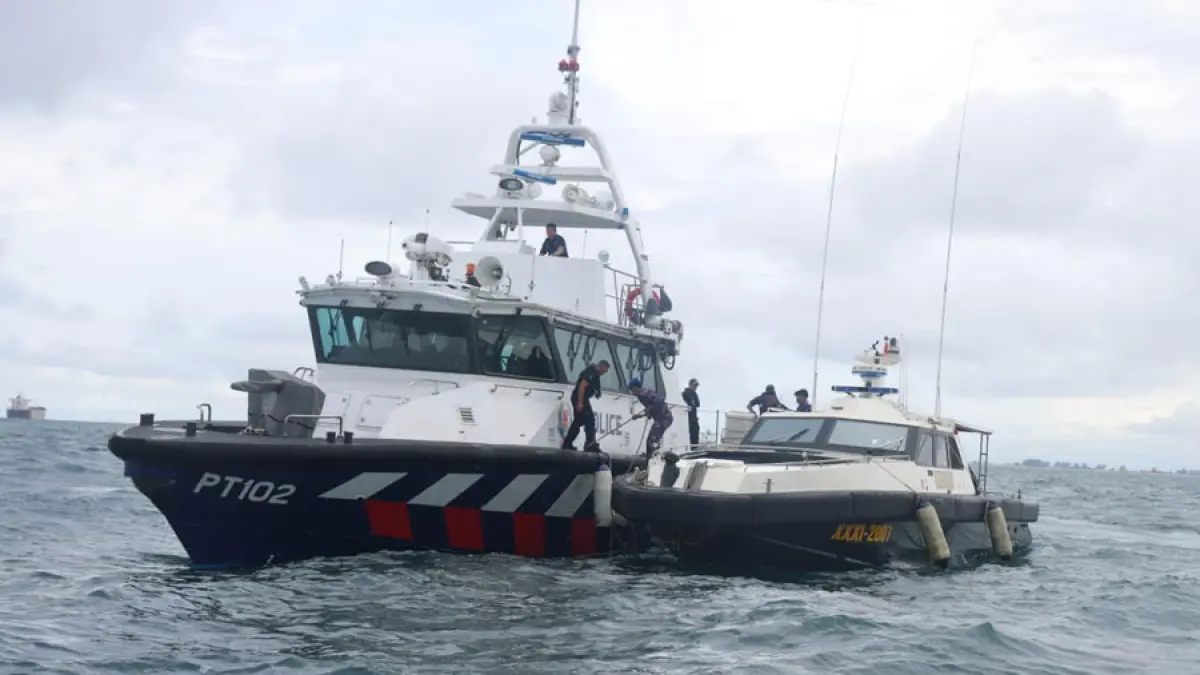 
Personel Ditpolairud Polda Kepri bersama Singapore Police Coast Guard melakukan patroli dan koordinasi pengamanan di wilayah perairan perbatasan Indonesia-Singapura, Rabu (13/5). F. Ditpolairud Polda Kepri untuk Batam Pos