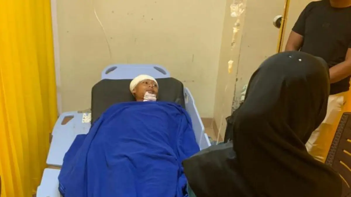 Warga Kelurahan Senggarang, Tanjungpinang, Asropin (33), mengalami luka serius setelah diserang buaya saat mencari gonggong di perairan Tanjung Sebauk, Kamis (14/5) sore. Korban sempat mendapat pertolongan warga sebelum dilarikan ke fasilitas kesehatan terdekat dan kemudian dirujuk ke RS Ahmad Tabib untuk penanganan lebih lanjut.  F. warga
