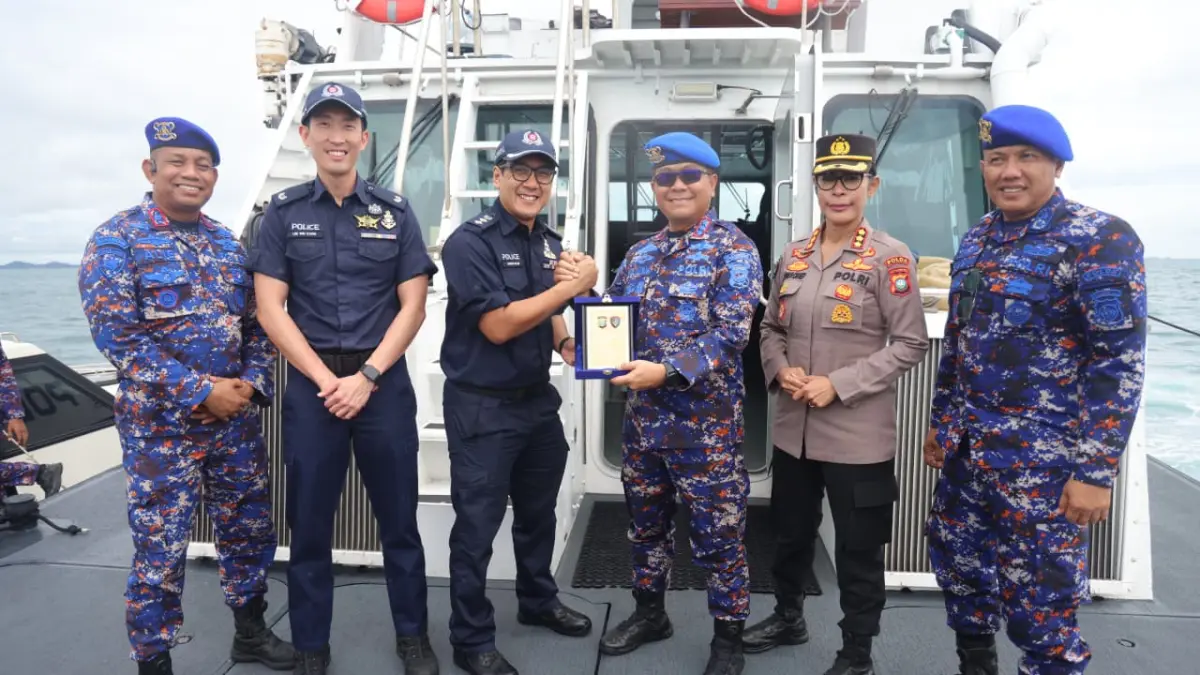 Ditpolairud Polda Kepri bersama aparat Singapore Police Coast Guard (SPCG) menggelar patroli laut dan pertemuan koordinasi di kawasan perbatasan Indonesia-Singapura, Rabu (13/5). F istimewa
