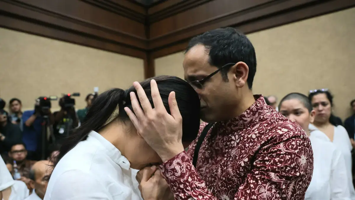 Mantan Mendikbudristek Nadiem Anwar Makarim memeluk sang istri saat menjalani sidang tuntutan dalam kasus dugaan korupsi pengadaan laptop Chromebook dan Chrome Device Management (CDM) di Pengadilan Tipikor, Jakarta, Rabu (13/5/2026). (Dery Ridwansah/ JawaPos.com)