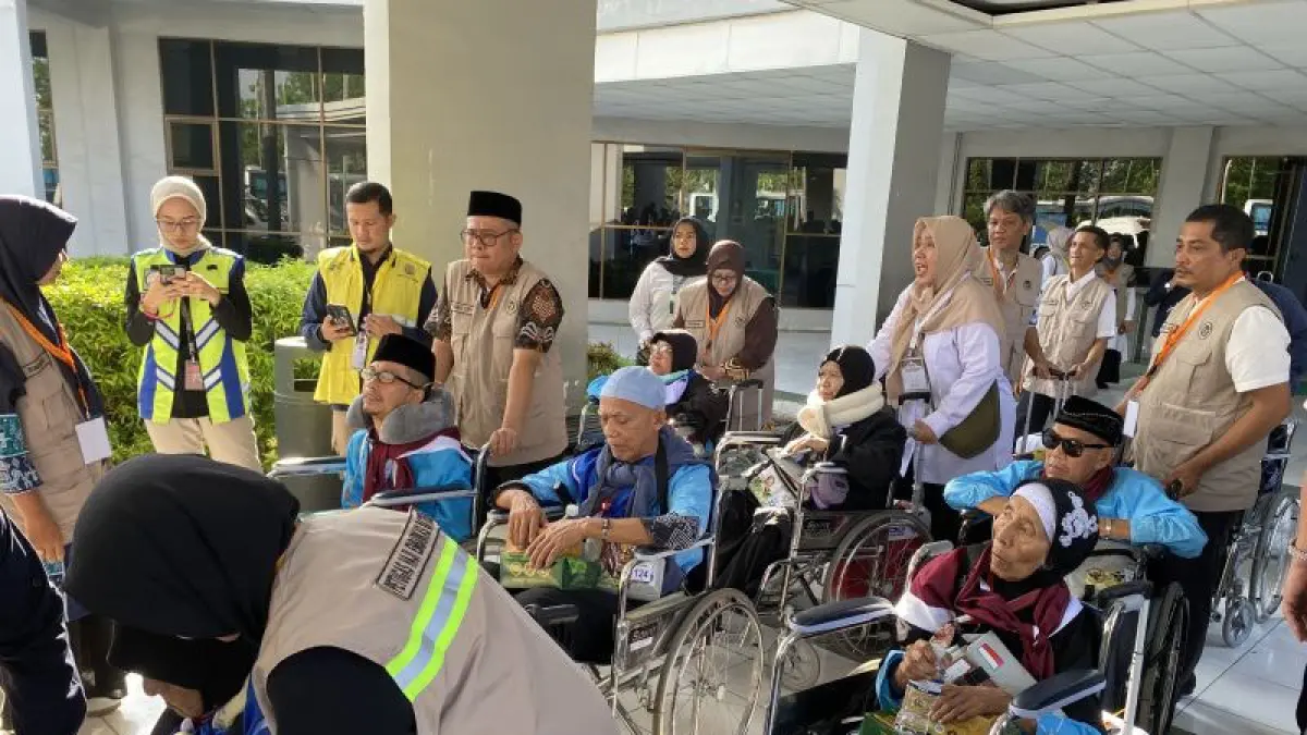  Jamaah calon haji lansia dan penyandang disabilitas yang dibantu memasuki mobil ambulans khusus untuk ke bandara dari Asrama Haji Batam, Kepri (22/4/2026). ANTARA/Amandine Nadja

