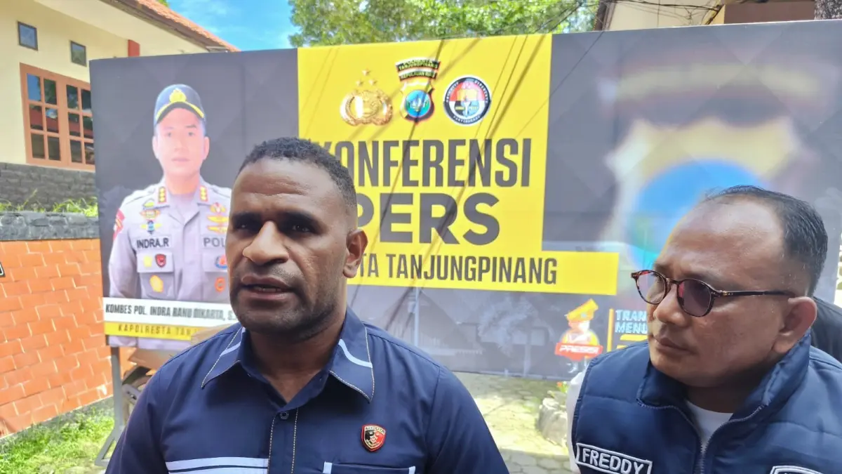 KASATRESKRIM Polresta Tanjungpinang, AKP Wamilik Mabel (kiri) saat dimintai keterangan terkait pembabatan mangrove di Dompak. F. Mohamad Ismail/Batam Pos
