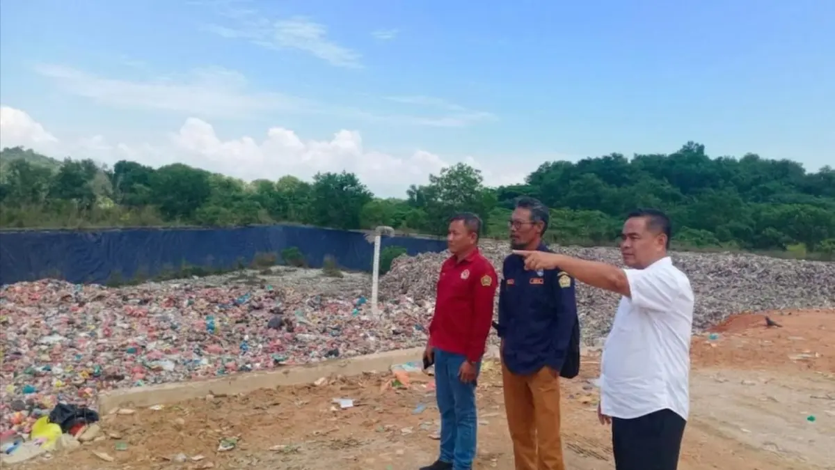 KEPALA Dinas LH, Ahmadi bersama staf memantau kondisi TPA di Sememal, Kecamatan Meral Barat. F Sandi Pramosinto/Batam Pos