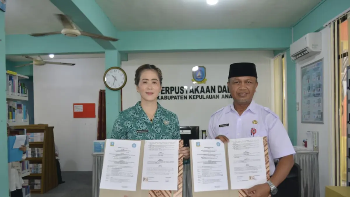 KETUA TP PKK Kepulauan Anambas, Sinta bersama Kepala Dispusida, Rusmanda foto bersama usai acara kolaborasi meningkatkan minat literasi hingga ke Desa di Kepulauan tersebut, Jumat (15/5/2026). F Hani Saragih untuk Batam Pos
