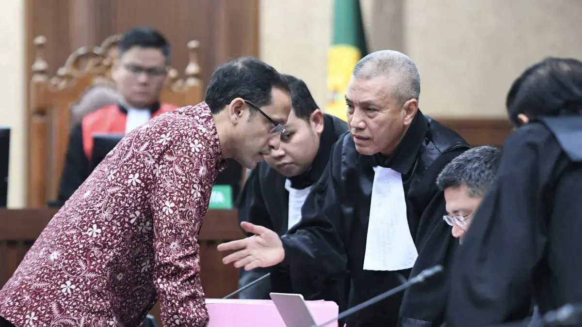 Terdakwa kasus dugaan korupsi pengadaan Chromebook dan Chrome Device Management (CDM) dalam program digitalisasi pendidikan di Kemendikbudristek Nadiem Makarim (kiri) berbincang dengan kuasa hukumnya saat sidang tuntutan di Pengadilan Tipikor, Jakarta, Rabu (13/5/2026). ANTARA FOTO/M Risyal Hidayat/agr