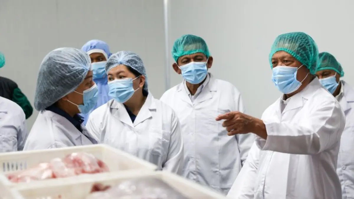 Menteri Kelautan dan Perikanan (KKP)Sakti Wahyu Trenggono bersama Gubernur Kepulauan Riau (Kepri) Ansar Ahmad meninjau pabrik pengolahan ikan PT BIG di Kabupaten Bintan, Kamis (14/5/2026). ANTARA/HO-Diskominfo Kepri 