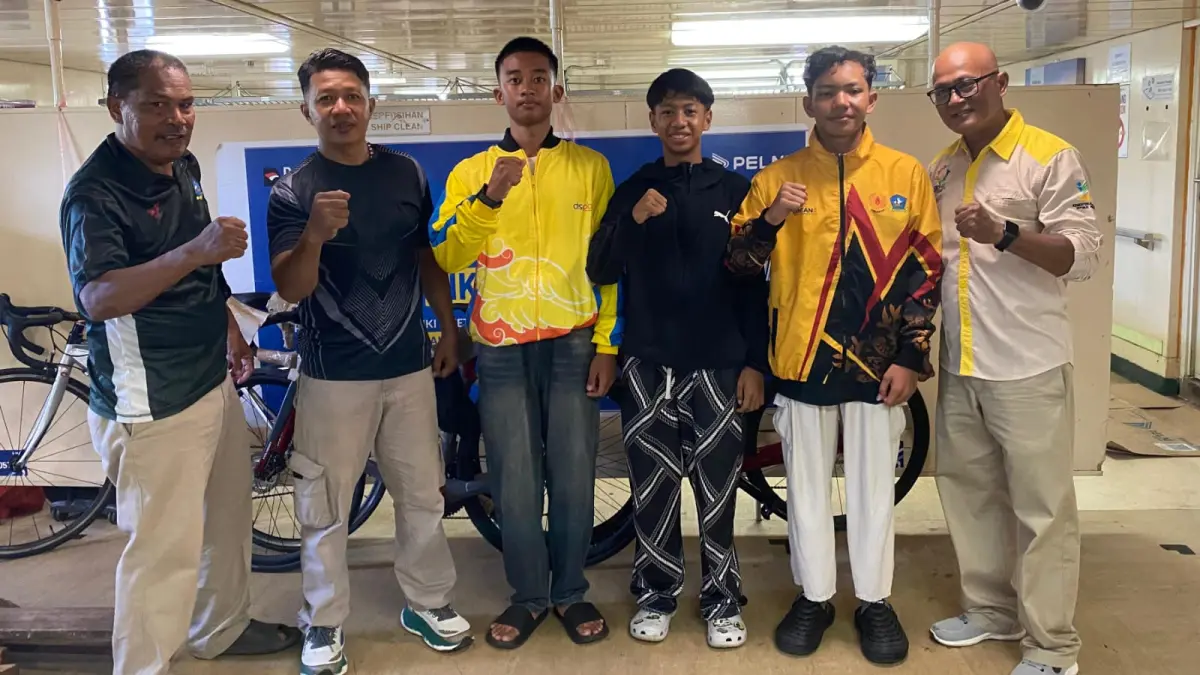 NURHADI Apriansyah bersama rekan sesama atlet dari Kepri didampingi orangtua dan pelatih sebelum berangkat berlaga di Sungai Liat Triathlon 2026 di Kepulauan Bangka Belitung. F.Bayu Hendro untuk Batam Pos