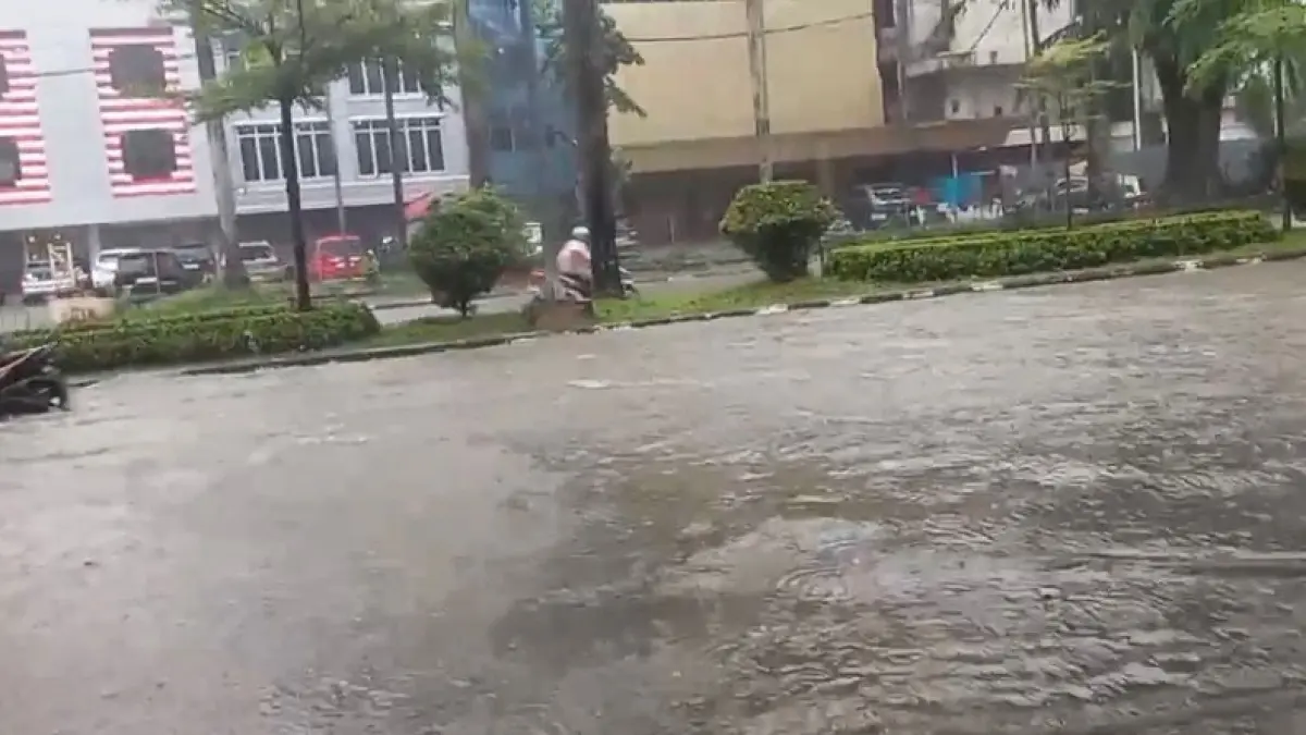 Pengendara menerobos banjir yang merendam Jalan Duyung, Batuampar, Batam, Jumat (15/5). Foto: Azis Maulana/Batam Pos