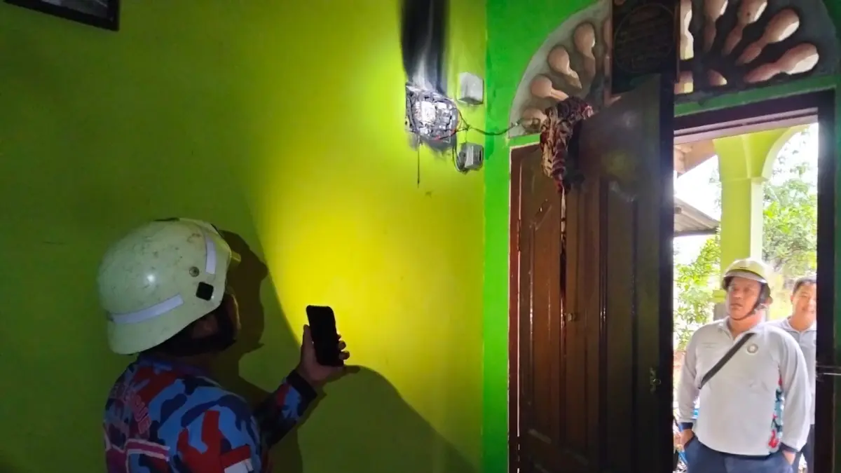 PETUGAS melihat MCB yang hangus setelah terbakar di rumah Jalan Lembah Sari, Tanjunguban, Kecamatan Bintan Utara pada Jumat (15/5/2026) pagi. F.Damkar Tanjunguban untuk Batam Pos
