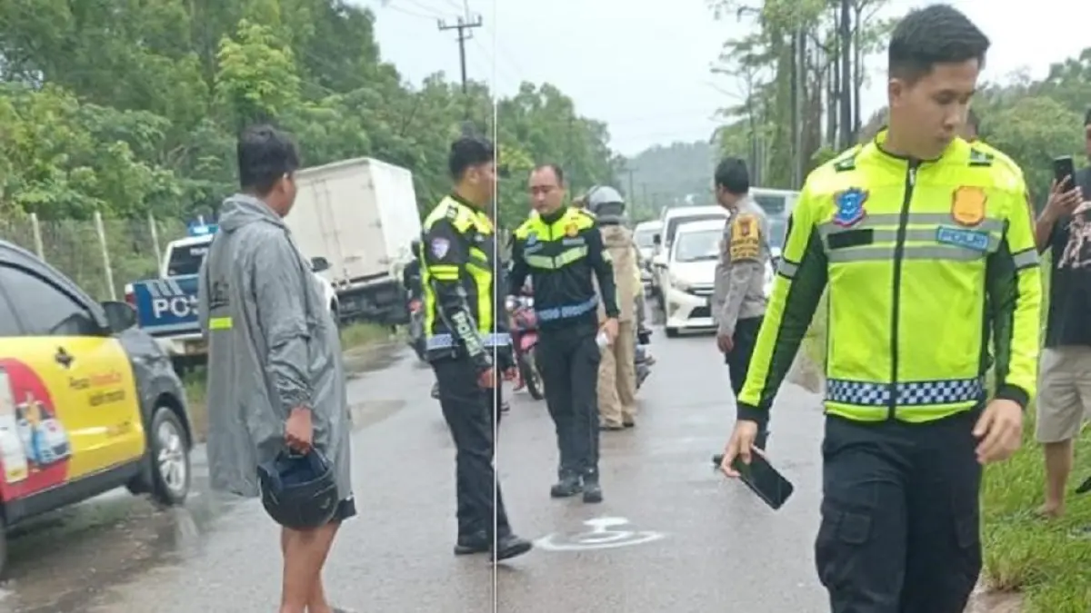 Petugas Satlantas Polresta Barelang melakukan olah TKP kecelakaan maut yang menewaskan seorang driver ojek online bersama ibunya di Simpang Bagan Mukakuning, Batam, Jumat (15/5). Foto: Istimewa
