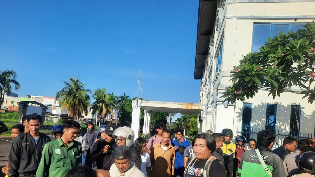 Polisi mengamankan pelaku pencurian kabel yang nyaris diamuk massadi Baloi Permai, Batam Kota, Jumat (15/5). Foto: Istimewa untuk Batam Pos 
