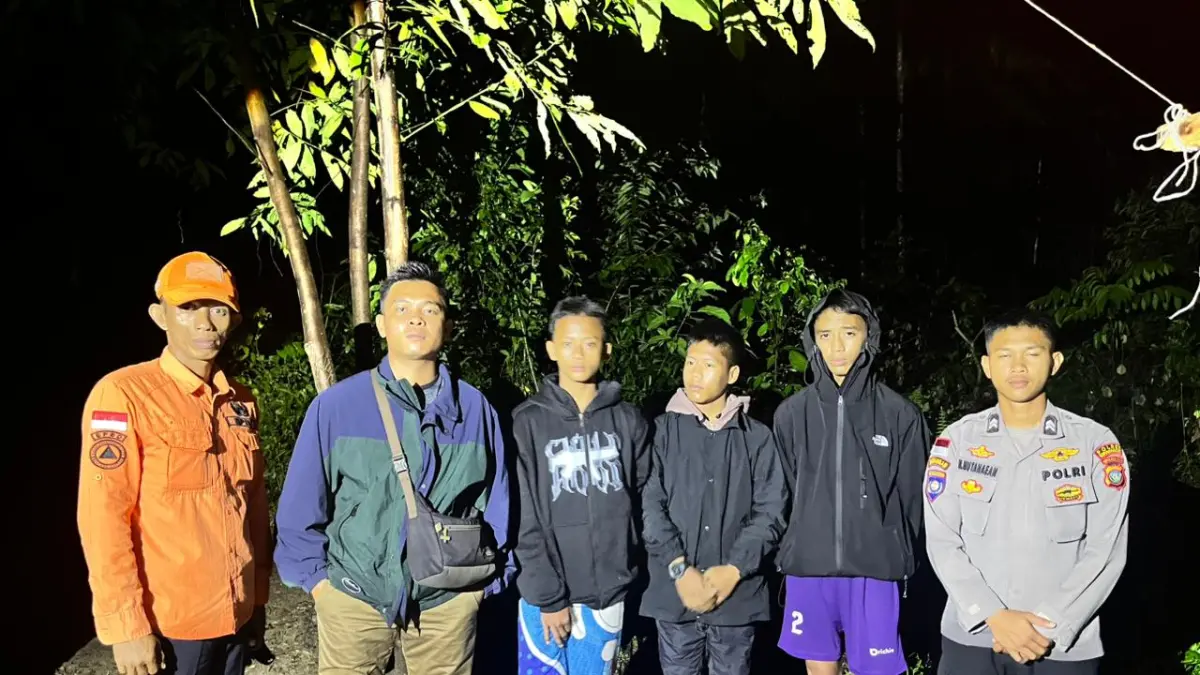 TIGA remaja, Ogi, Adetrio dan Dimmon saat ditemukan oleh petugas gabungan di kawasan Teluk Rambut, Desa Air Bini kemarin. F Iptu Dodi Setiawan untuk Batam Pos