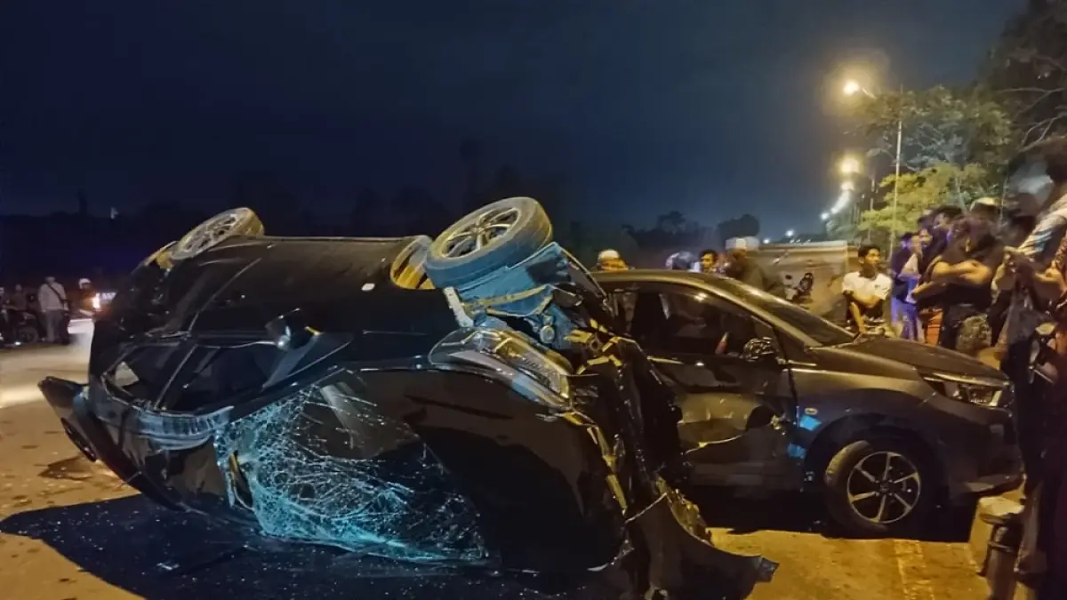 Mobil Honda WR-V terbalik di badan jalan dekat kawasan MTC Batam usai terlibat kecelakaan dengan Honda Brio. Foto: Istimewa