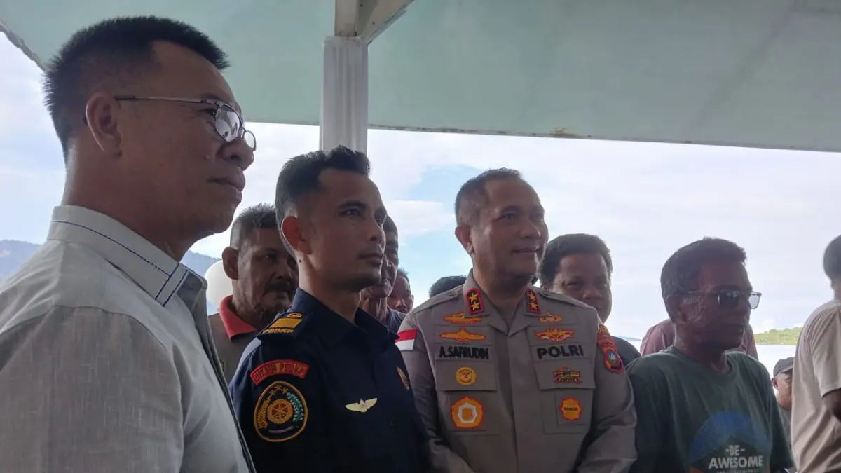 Kapolda Kepri, Irjen Pol Asep Safrudin didampingi Bupati Kepulauan Anambas, Aneng, foto bersama dengan nelayan. Foto: Ihsan Imaduddin/Batam Pos