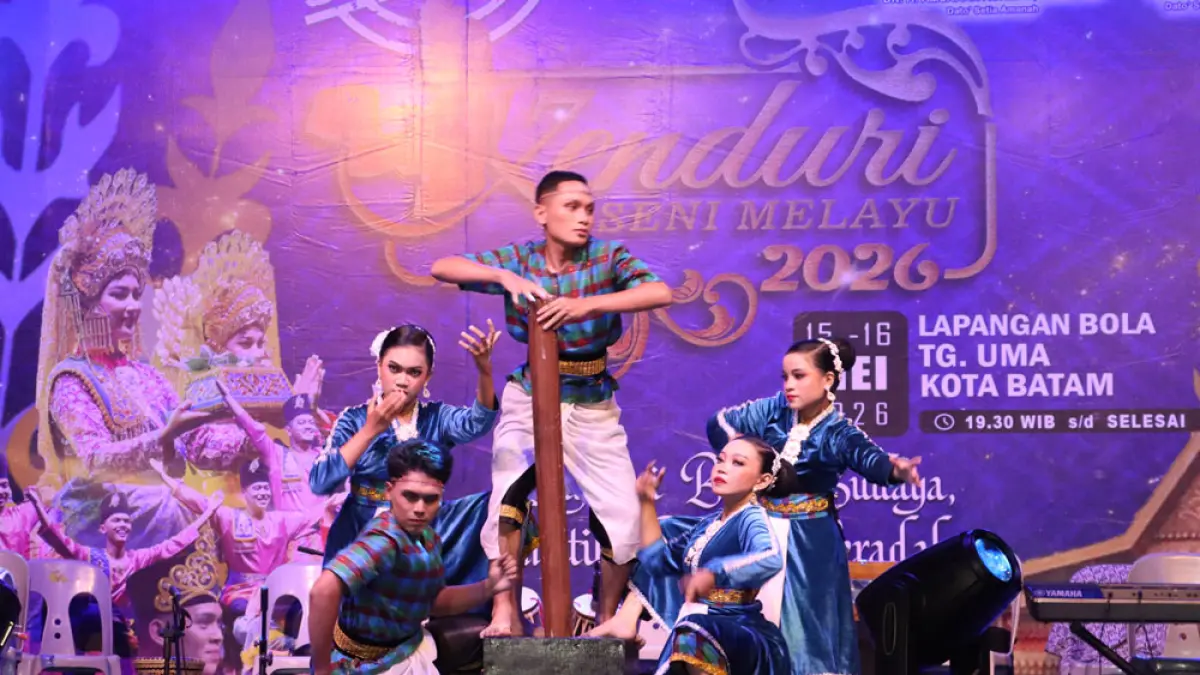 
Panggung budaya Melayu kembali menggema di Tanjung Uma. Ragam tari tradisi, musik Melayu, pantun, puisi, hingga permainan rakyat memeriahkan Jelang Kenduri Seni Melayu (KSM) 2026 di Lapangan Bola Tanjung Uma, Lubuk Baja, Jumat-Sabtu (15-16/5). F. Rengga / Batam Pos