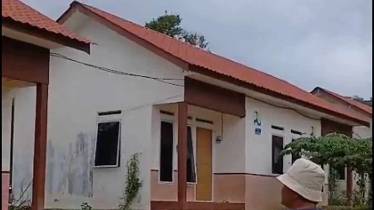  Masyarakat setempat melihat langsung kondisi Perumahan Kementrian PUPR yang diperuntukkan nelayan namun diduga disalah-fungsikan.  F. ihsan Imaduddin/Batam Pos