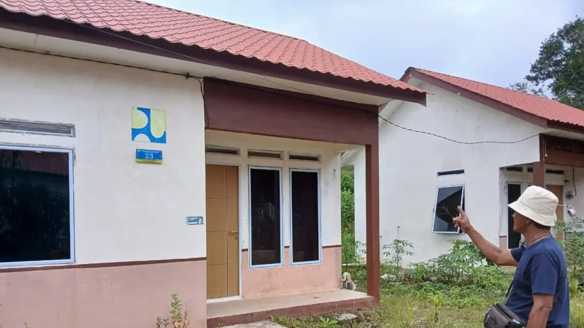 Masyarakat setempat melihat langsung kondisi Perumahan Kementrian PUPR yang diperuntukkan nelayan namun disalah fungsikan. Diduga mayoritas penghuninya bukan nelayan, melainkan ASN dan masyarakat umum. Foto: Ihsan Imaduddin/Batam Pos
