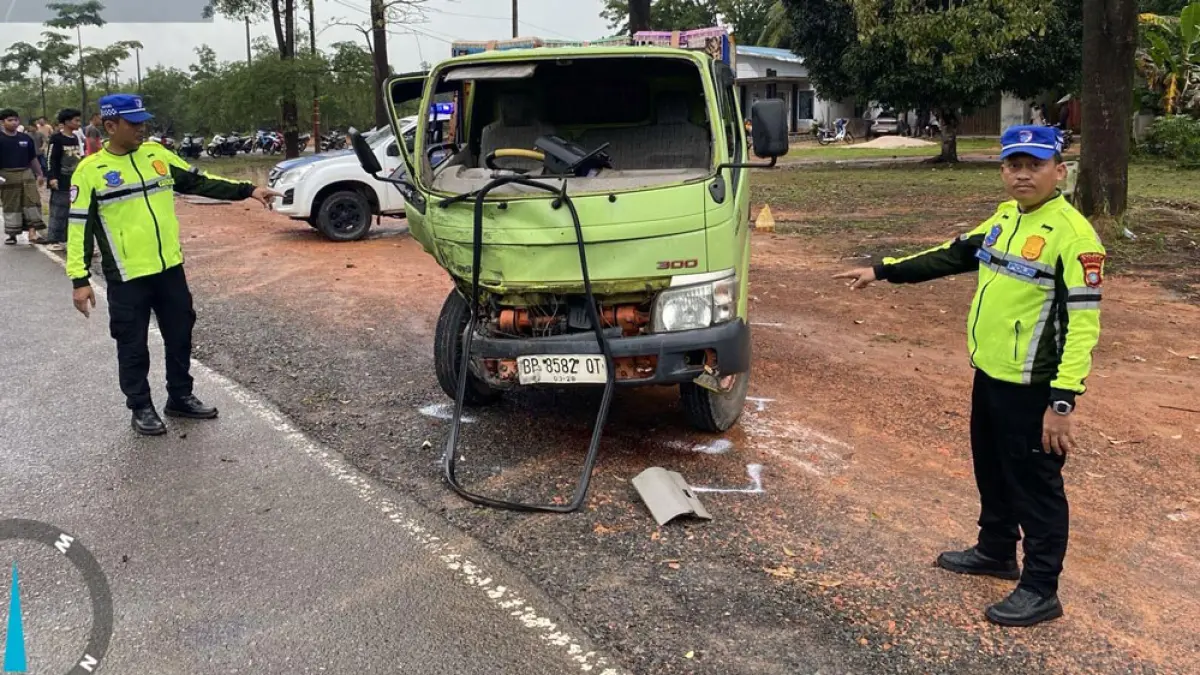 Polisi melakukan olah tempat kejadian kecelakaan antara truk Hino MB dan mobil Toyota Kijang Super LF terjadi di Jalan Wan Seribeni, Desa Bintan Buyu Kecamatan Teluk Bintan, Bintan pada Sabtu (16/5/2026) sore. F.Kiriman Bako untuk Batam Pos.
