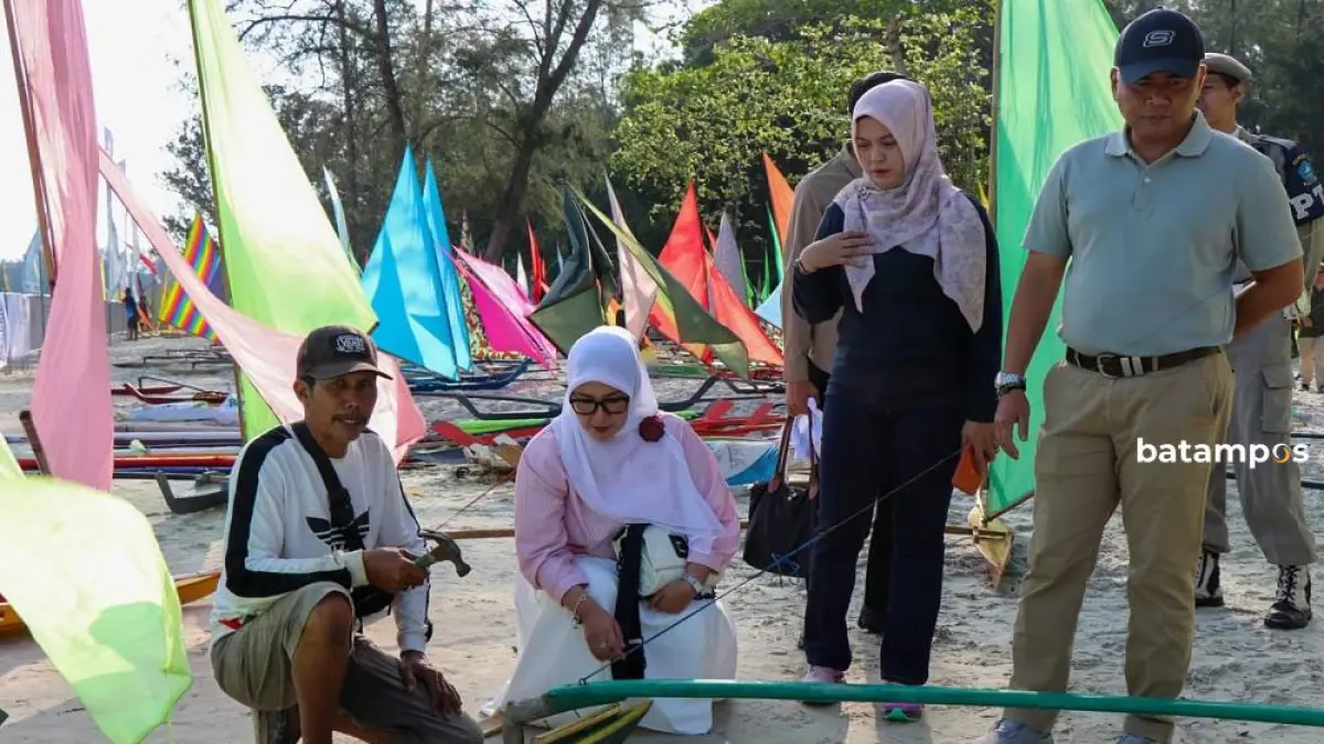 Salah satu perahu jong yang akan berlaga dalam Ajang Jong Race Festival 2026 di Kawasan Wisata Bintan Resorts, Lagoi, tepatnya di Perairan Pantai Lagoi Bay, pada Sabtu (4/4/2026) pagi. F. Kiriman Zoko untuk Batam Pos