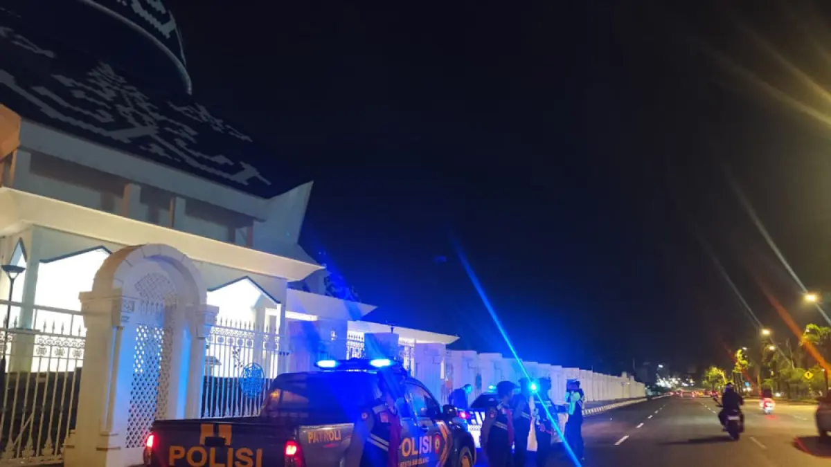 Personel gabungan Polresta Barelang melakukan patroli cipta kondisi di sejumlah titik rawan kriminalitas di Batam Kota, Sabtu (16/5) malam hingga Minggu dini hari. Patroli dilakukan untuk mengantisipasi curanmor, pecah kaca kendaraan, serta menjaga situasi kamtibmas tetap aman dan kondusif.