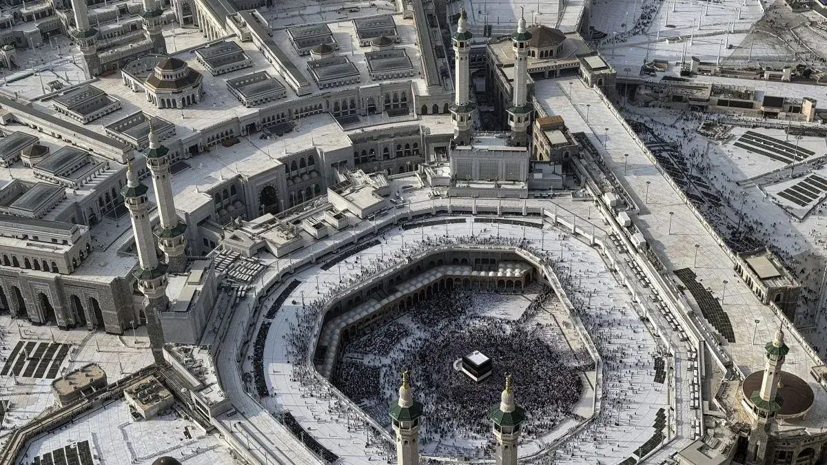 Jumlah jamaah calon haji Indonesia. Jamaah calon haji dari berbagai negara melakukan tawaf di Masjidil Haram, Makkah, Arab Saudi, Selasa (12/5/2026). Berdasarkan data Kementerian Haji dan Umrah RI hingga hari ke-22 operasional penyelenggaraan haji jumlah jamaah calon haji Indonesia yang telah berangkat ke Arab Saudi tercatat sebanyak 138.879 orang yang terbagi dalam 359 kloter. ANTARA FOTO/Citro Atmoko/foc.