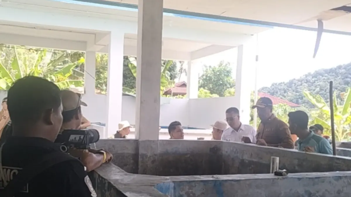 BUPATI Kepulauan Anambas, Aneng melihat langsung potensi budidaya udang di Palmatak. F Ihsan Imaduddin/Batam Pos