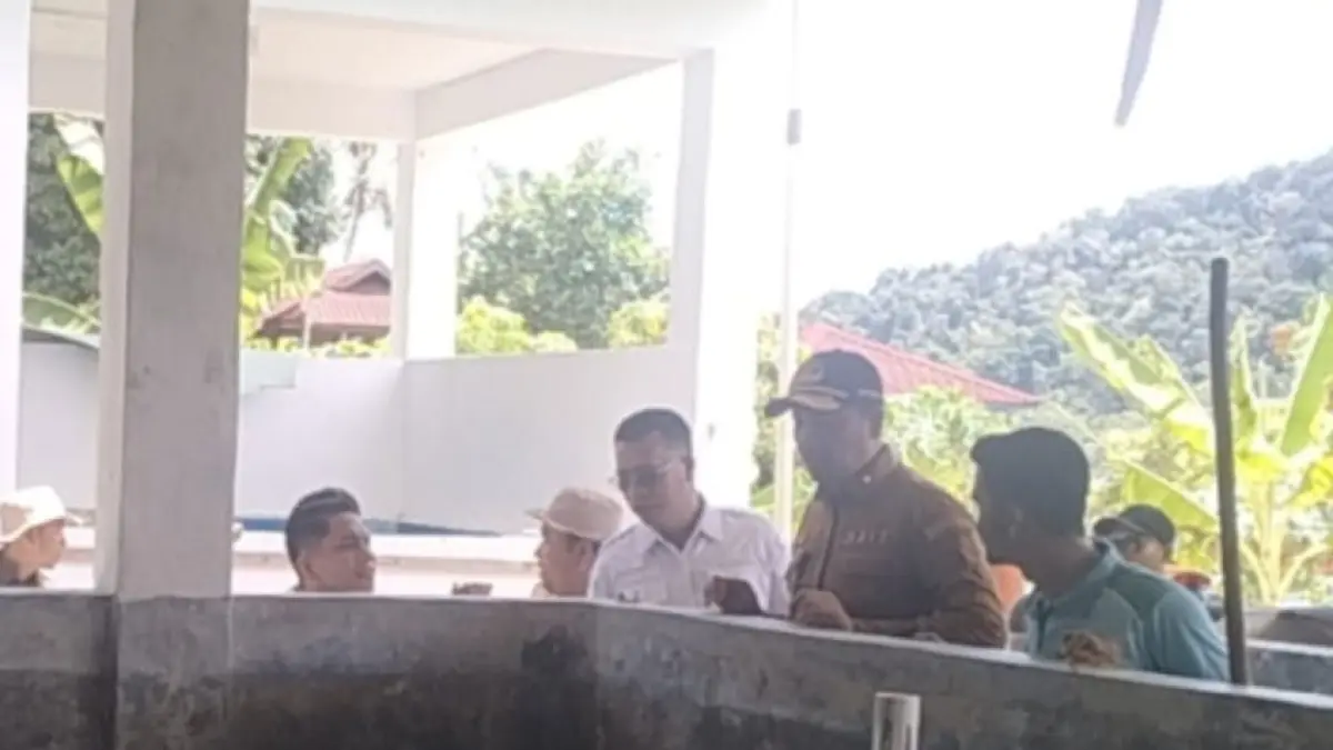 Bupati Kepulauan Anambas, Aneng meninjau langsung potensi budidaya udang yang tengah dikembangkan masyarakat di Kecamatan Palmatak. Foto: Ihsan Imaduddin/Batam Pos