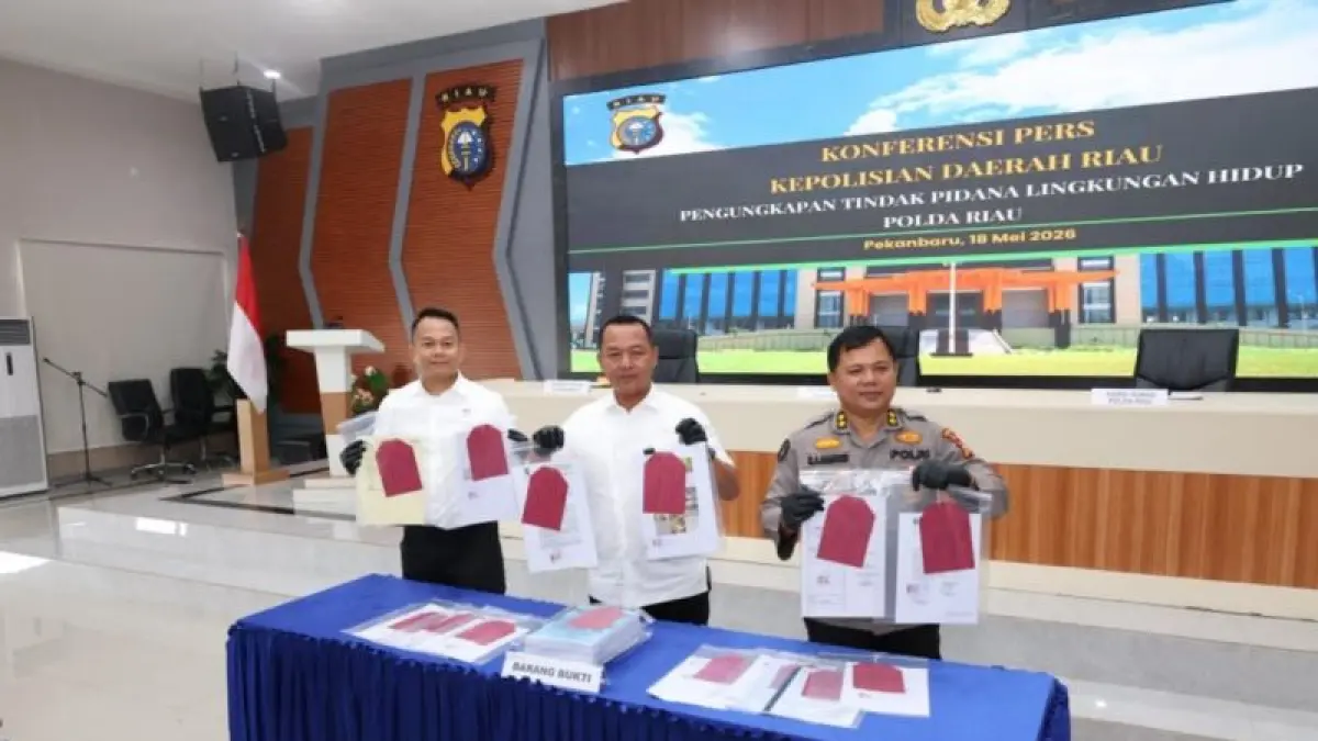 DIREKTUR Ditreskrimsus Kombes pol Ade Kuncoro memperlihatkan barang bukti perusahaan sawit PT Musim Mas sebagai tersangka dugaan perusak lingkungan hidup di Pekanbaru, Senin (18/5/2026). F.ANTARA/HO-Polda Riau