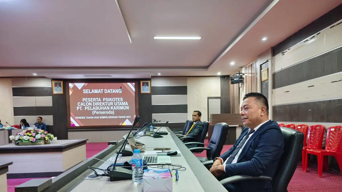 DUA kandidat Dirut PT Pelabuhan Karimun (Perseroda) saat mengikuti ujian psikotes oleh tim seleksi. F Dokumentasi Pemda Karimun