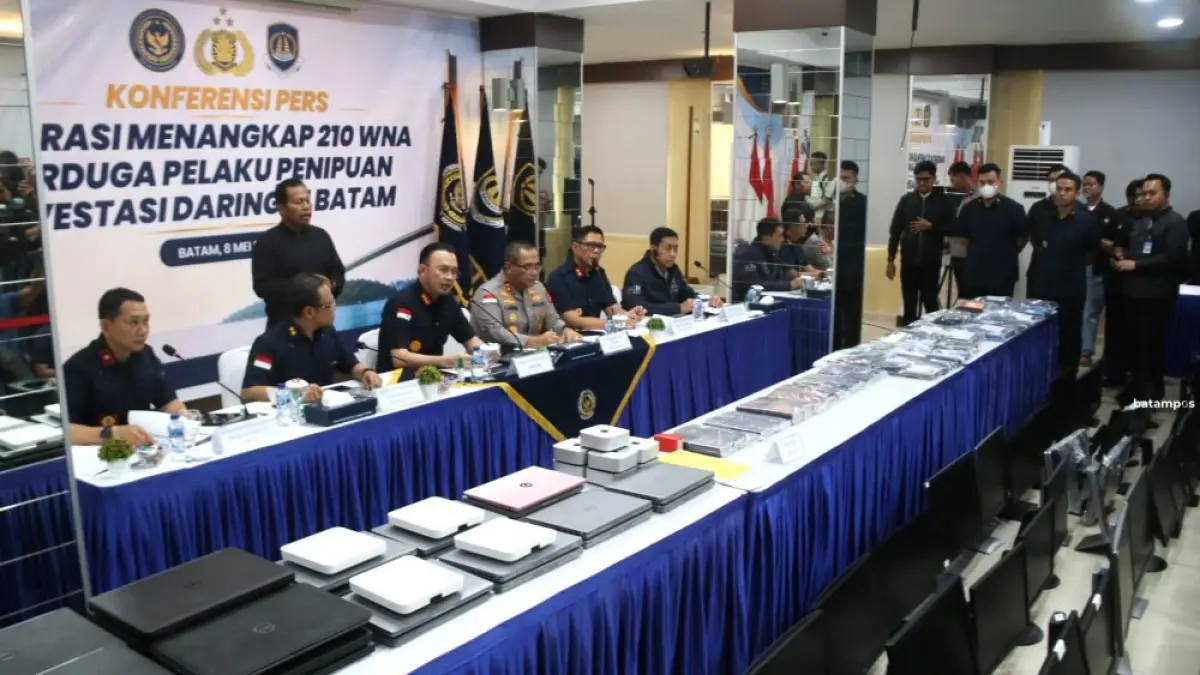 Direktur Jenderal Imigrasi, Hendarsam Marantoko bersama Kapolda Kepri, Irjen Asep Safrudin; serta Sekretaris Nasional Central Bureau Interpol Indonesia; Direktur Pengawasan dan Penindakan Imigrasi; Kakanwil Imigrasi Kepri; serta Kepala Imigrasi Batam saat merilis penangkapan 210 WNA terduga pelaku scamming di Batam di Kantor Imigrasi Batam, Jumat (8/5). Foto. Cecep Mulyana/Batam Pos