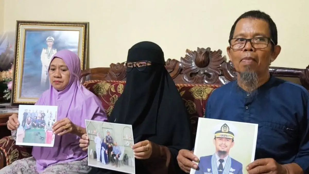 KELUARGA salah satu awak yang menjadi korban pembajakan kapal MT Honour 25 di Somalia menunjukkan foto korban kepada wartawan di Gowa, Sulawesi Selatan. F ANTARA/Handout/aa.