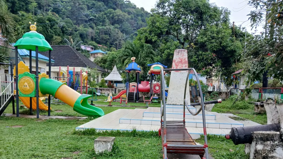 KONDISI Taman Bermadah di Siantan, dinilai tidak layak lagi untuk keselamatan anak-anak yang bermain. F Ihsan Imaduddin/Batam Pos