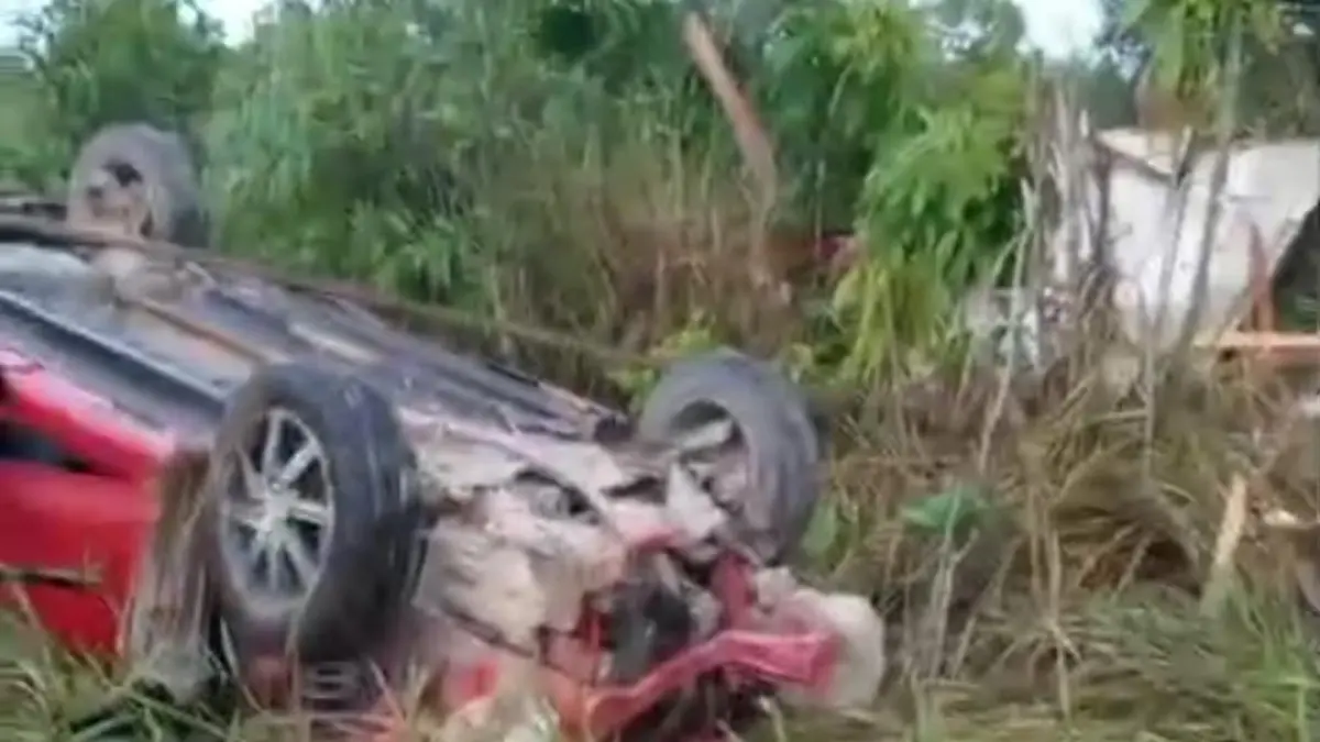 MOBIL yang terbalik di jalan raya Galang Batang, Bintan, Senin (18/5/2026). F.tangkapan layar video kiriman Dola untuk Batam Pos