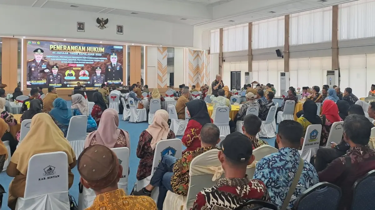 PARA peserta mengikuti kegiatan pengenalan hukum mengenal prosedur perizinan pertambangan mineral dan mengenal bahaya pertambangan tanpa izin di aula Kantor Bupati Bintan, Bintan Buyu pada Senin (18/5/2026). F.Slamet Nofasusanto/Batam Pos