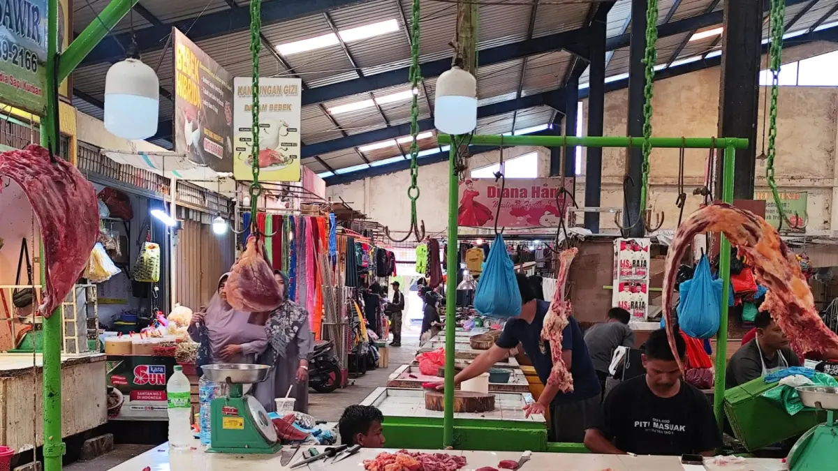 PEDAGANG daging di Pasar Bintan Center Tanjungpinang. F. Mohamad Ismail/Batam Pos