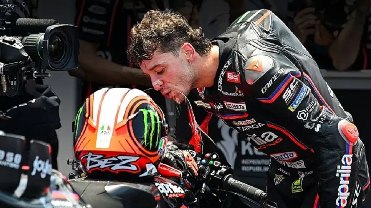 Pembalap Aprilia Racing Marco Bezzecchi mencium motor Aprilia RS-GP25. X/MotoGP
