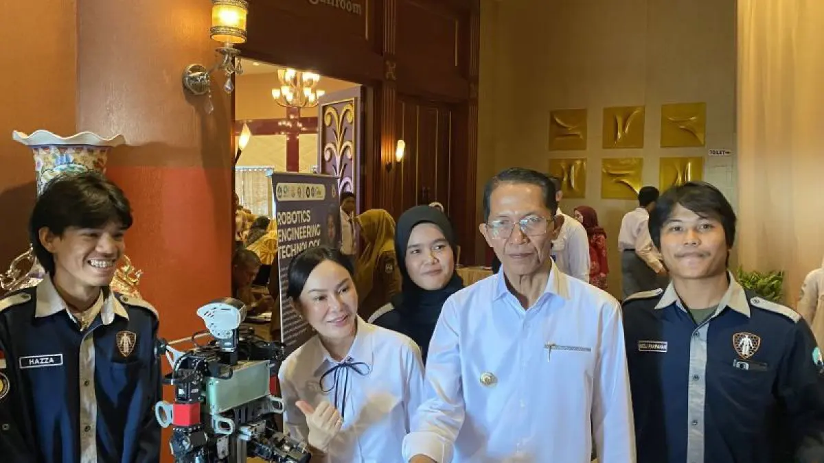 Wali Kota Batam Amsakar Achmad dan Wakil Wali Kota Batam Li Claudia Chandra bersama mahasiswa Poli Batam pada sosialisasi beasiswa di Batam, Kepri (18/5/2026). ANTARA/Amandine Nadja 